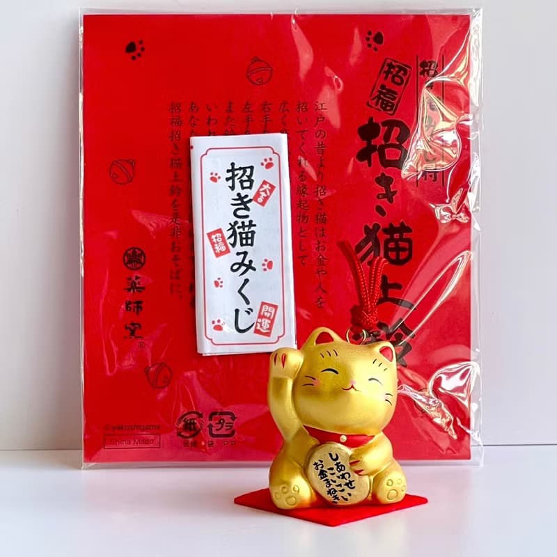 【湊免運專區】瀨戶燒-土鈴招財貓-白/金(附紅色錦墊、福籤)