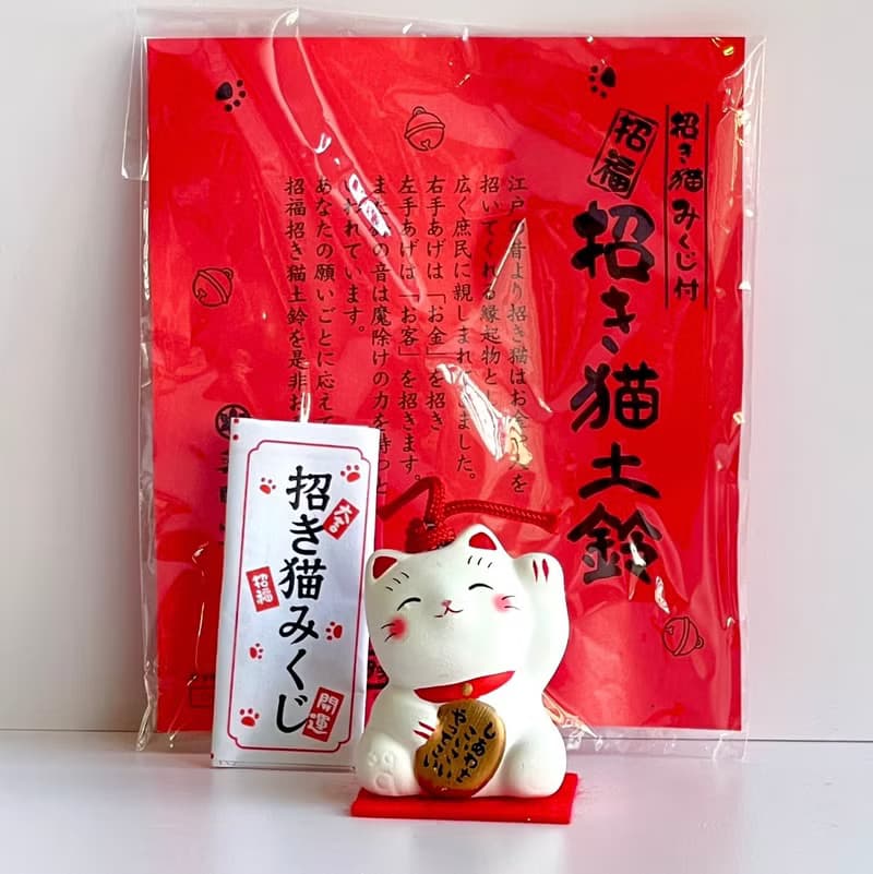 【湊免運專區】瀨戶燒-土鈴招財貓-白/金(附紅色錦墊、福籤)