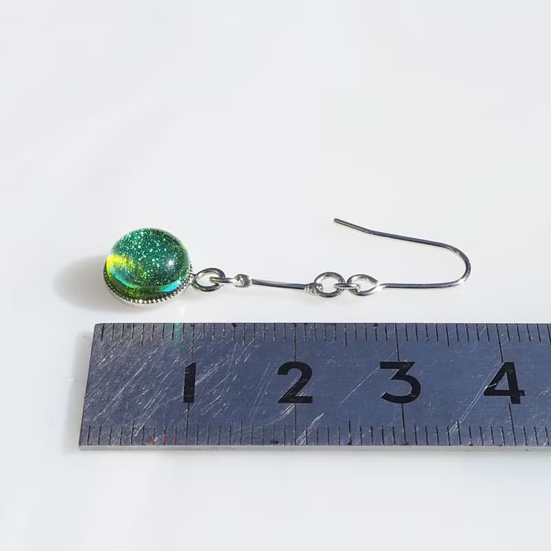 光るガラス(きらり【若葉】)ピアス/イヤリング 【金具選べます】【受注制作】