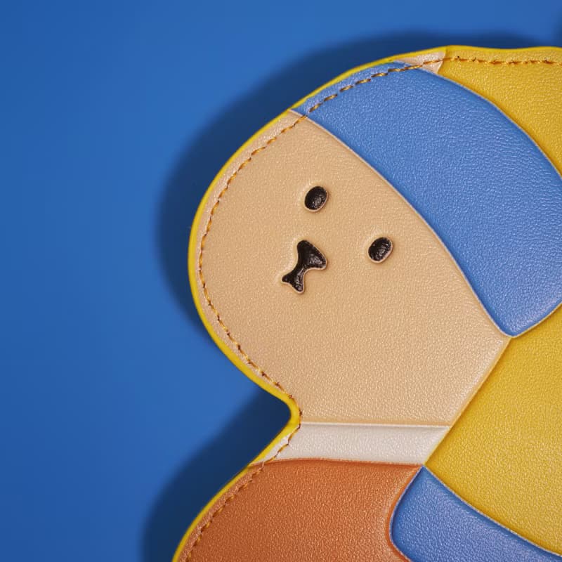 戴珍珠耳環的少女貓皮革行李牌