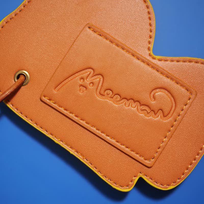 戴珍珠耳環的少女貓皮革行李牌