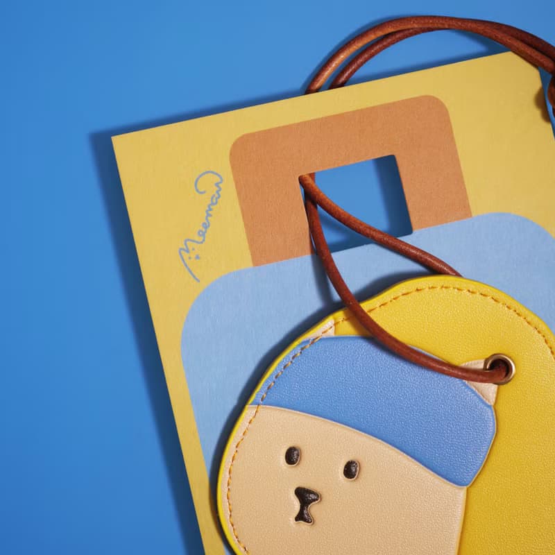 戴珍珠耳環的少女貓皮革行李牌