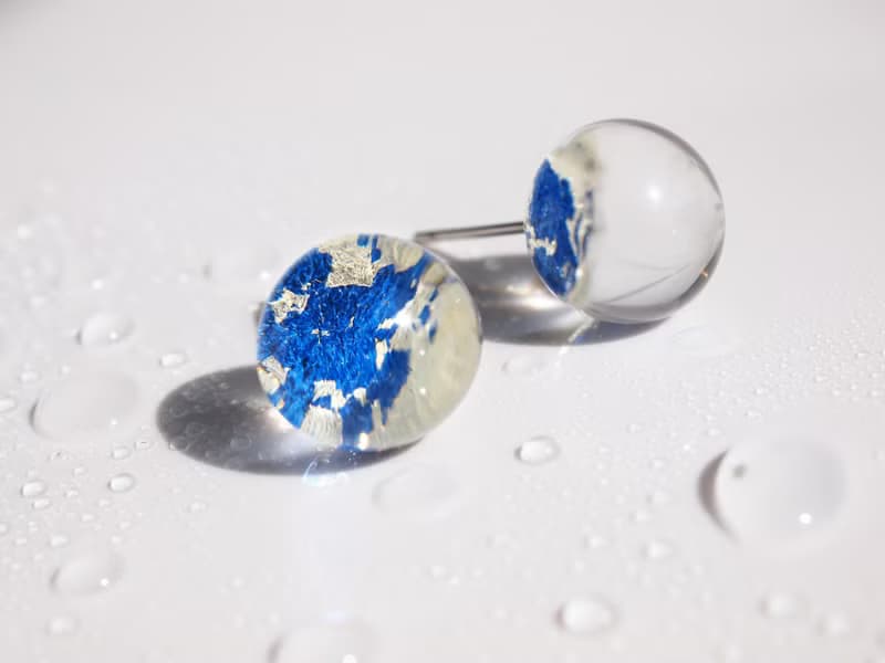 日本製　箔と樹脂のピアス・イヤリング　マリンブルー×クリア　10mm　シンプルスタッドの夏ジュエリー