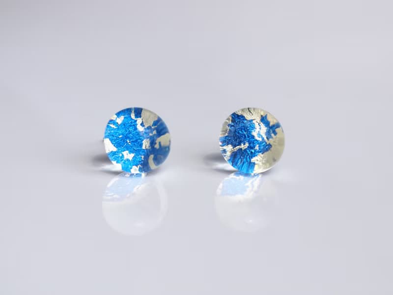 日本製　箔と樹脂のピアス・イヤリング　マリンブルー×クリア　10mm　シンプルスタッドの夏ジュエリー
