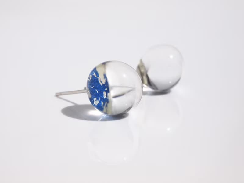 日本製　箔と樹脂のピアス・イヤリング　マリンブルー×クリア　10mm　シンプルスタッドの夏ジュエリー