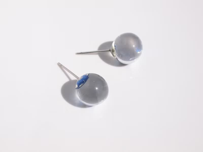 日本製　箔と樹脂のピアス・イヤリング　マリンブルー×クリア　10mm　シンプルスタッドの夏ジュエリー