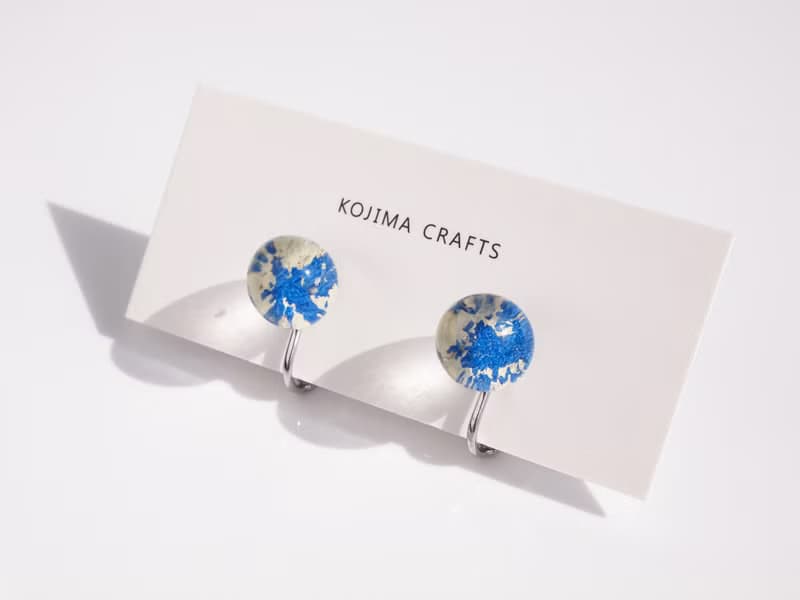 日本製　箔と樹脂のピアス・イヤリング　マリンブルー×クリア　10mm　シンプルスタッドの夏ジュエリー