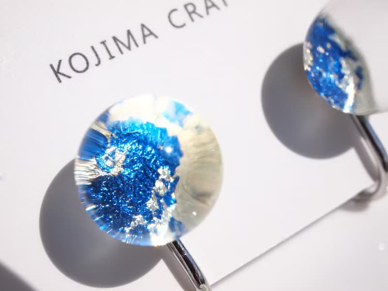 日本製　箔と樹脂のピアス・イヤリング　マリンブルー×クリア　10mm　シンプルスタッドの夏ジュエリー
