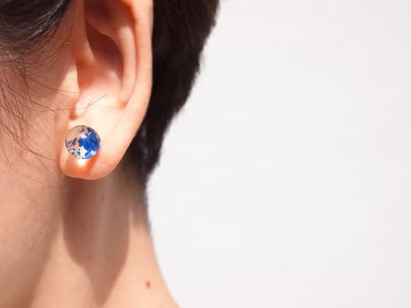 日本製　箔と樹脂のピアス・イヤリング　マリンブルー×クリア　10mm　シンプルスタッドの夏ジュエリー
