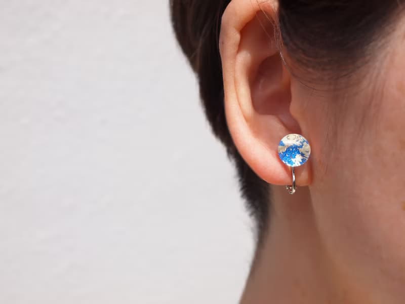 日本製　箔と樹脂のピアス・イヤリング　マリンブルー×クリア　10mm　シンプルスタッドの夏ジュエリー