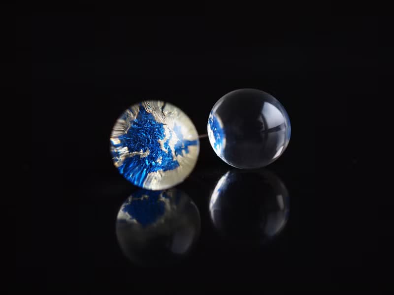 日本製　箔と樹脂のピアス・イヤリング　マリンブルー×クリア　10mm　シンプルスタッドの夏ジュエリー