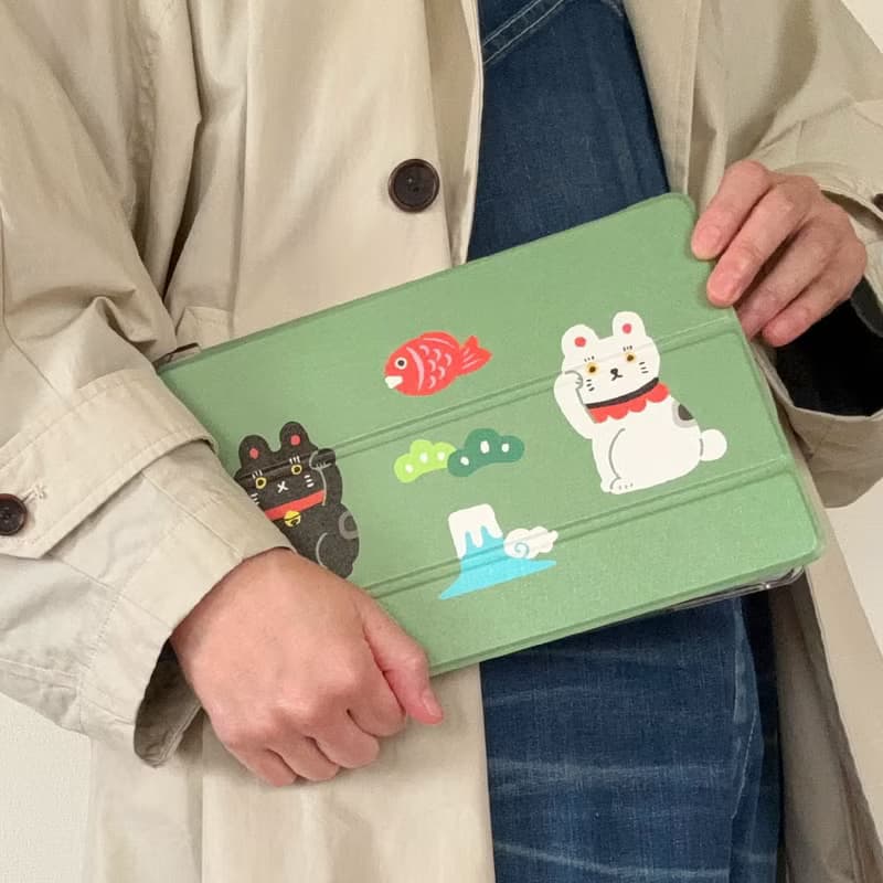 手帳型iPadケース【招き猫】三折りスタンド機能付プラケースタイプ