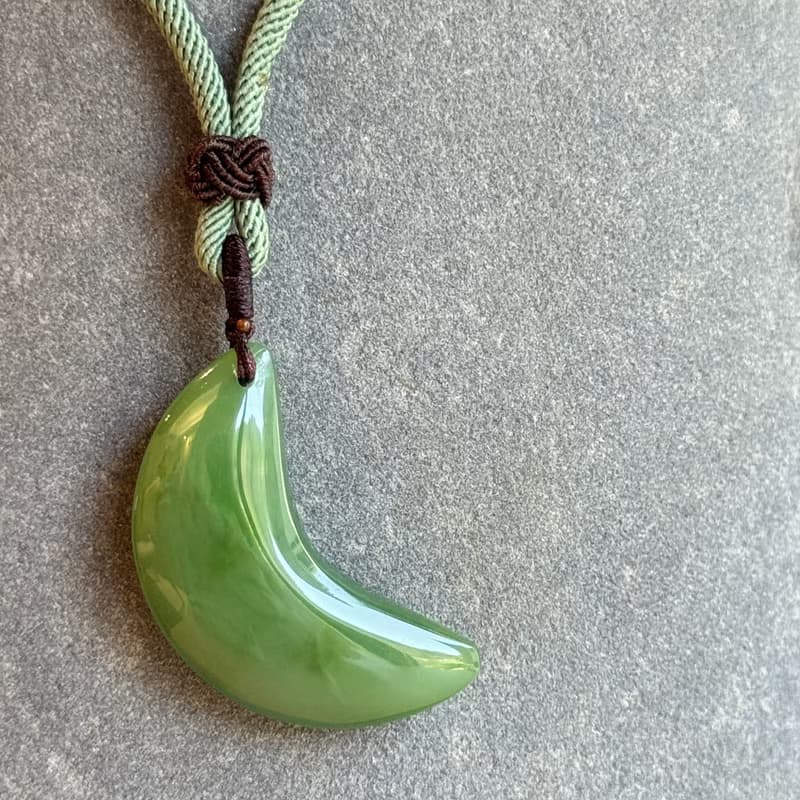 翠月承心 - 福氣玉光系列 - 台灣設計雕刻玉珮