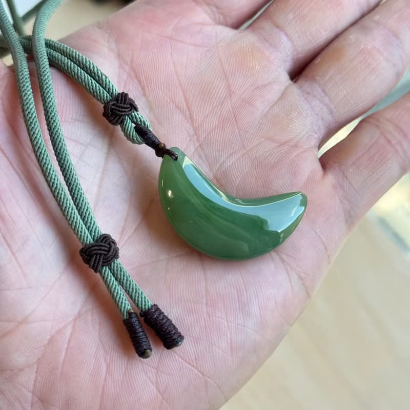 翠月承心 - 福氣玉光系列 - 台灣設計雕刻玉珮