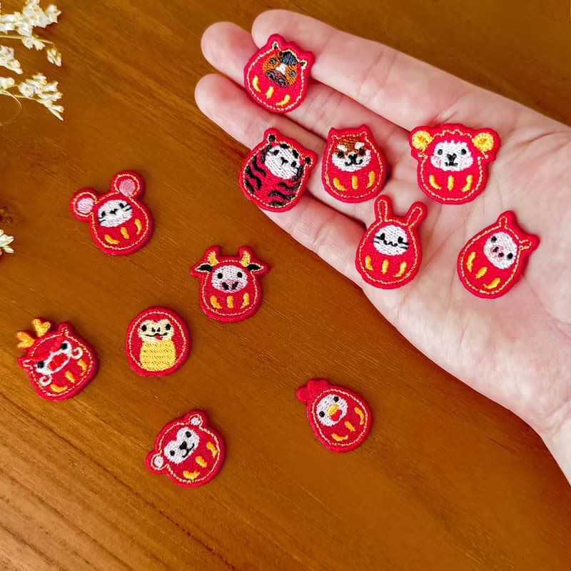 【日本小達摩 12生肖】馬年 豆尺寸 福氣達摩 刺繡貼紙 行李箱裝