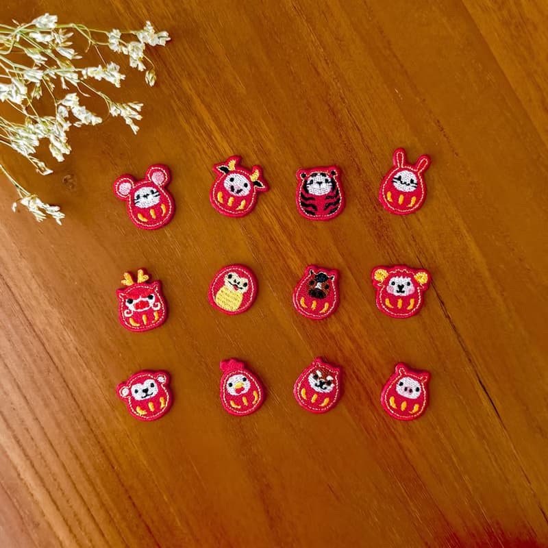 【日本小達摩 12生肖】馬年 豆尺寸 福氣達摩 刺繡貼紙 行李箱裝