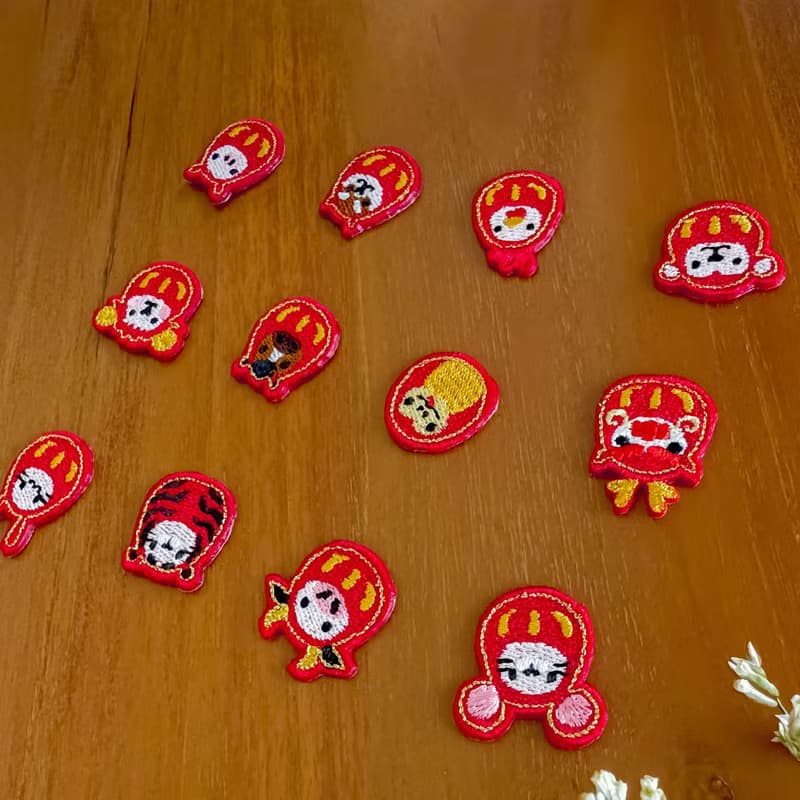 【日本小達摩 12生肖】馬年 豆尺寸 福氣達摩 刺繡貼紙 行李箱裝