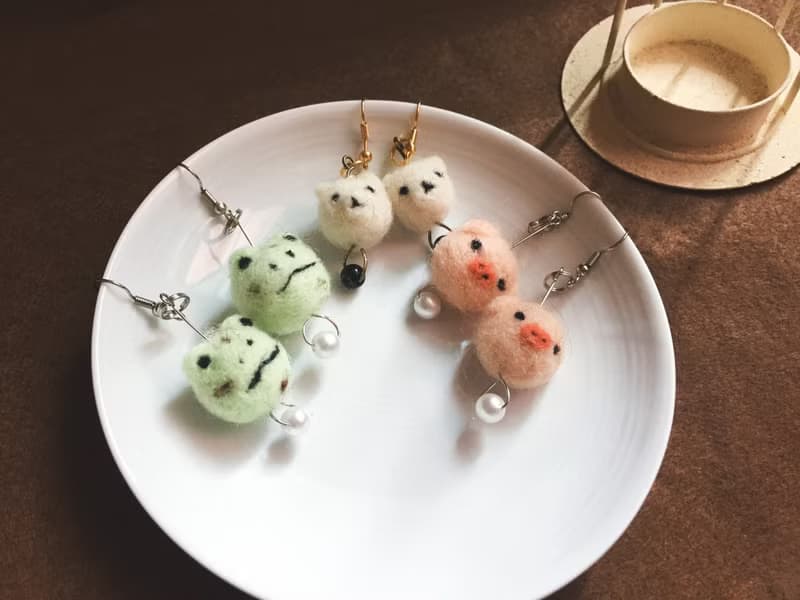 薄荷巧克力蛙羊毛氈垂墜耳環_耳勾/耳夾