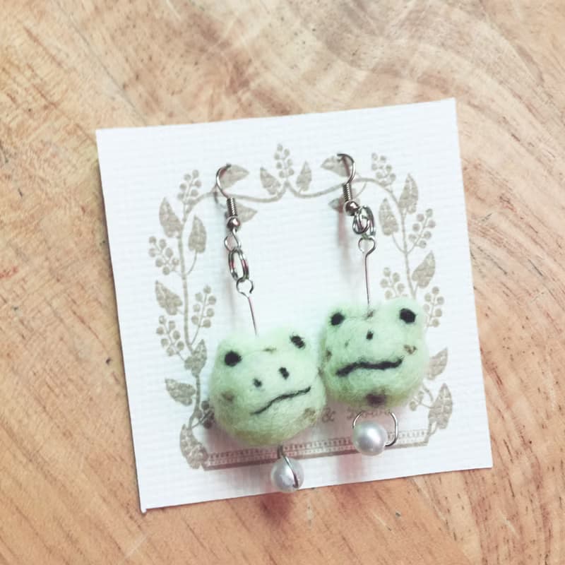 薄荷巧克力蛙羊毛氈垂墜耳環_耳勾/耳夾