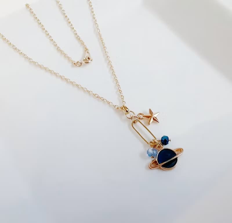 お星様付き 土星チャームとシャープなフープがお洒落なワンポイントネックレス 青色 可愛い 生日禮物 サイズは約40cm サイズ調節は出来ません