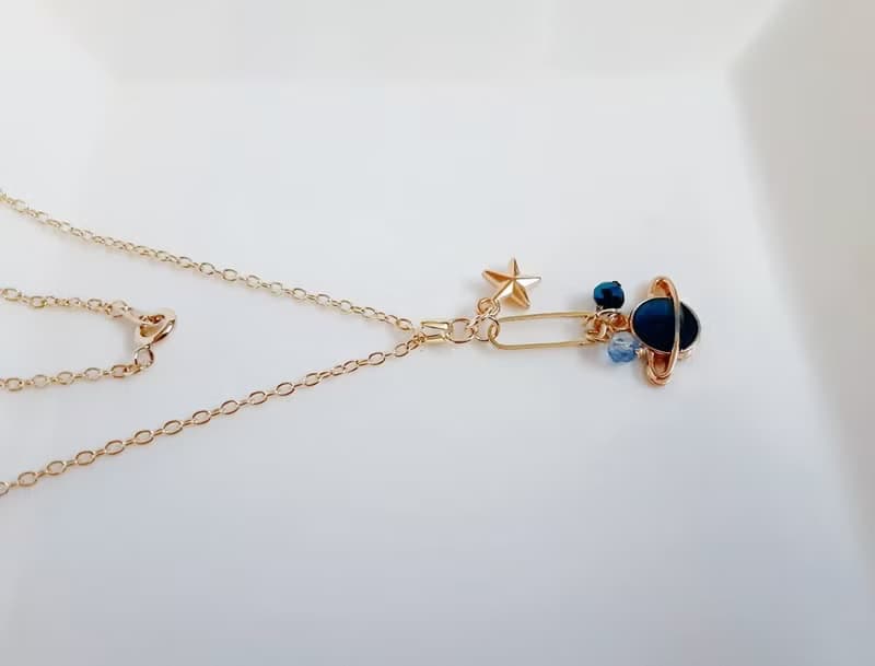 お星様付き 土星チャームとシャープなフープがお洒落なワンポイントネックレス 青色 可愛い 生日禮物 サイズは約40cm サイズ調節は出来ません