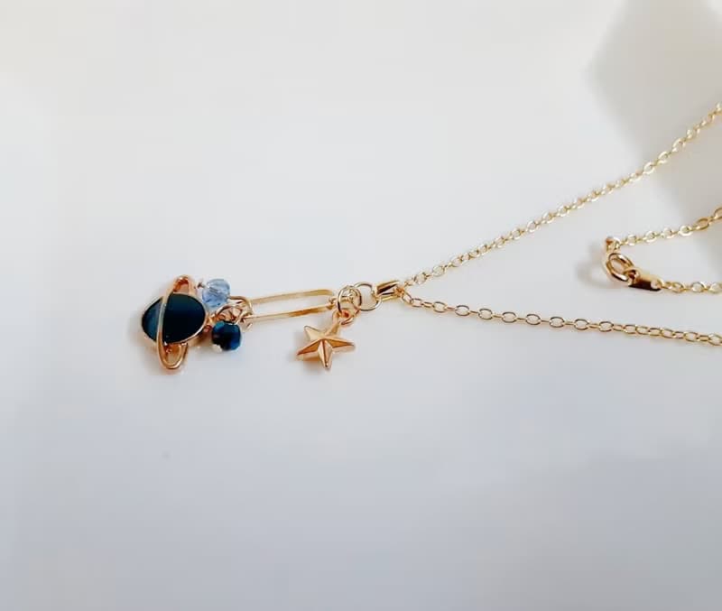 お星様付き 土星チャームとシャープなフープがお洒落なワンポイントネックレス 青色 可愛い 生日禮物 サイズは約40cm サイズ調節は出来ません