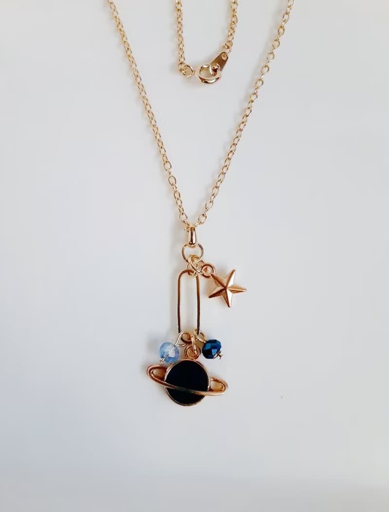 お星様付き 土星チャームとシャープなフープがお洒落なワンポイントネックレス 青色 可愛い 生日禮物 サイズは約40cm サイズ調節は出来ません