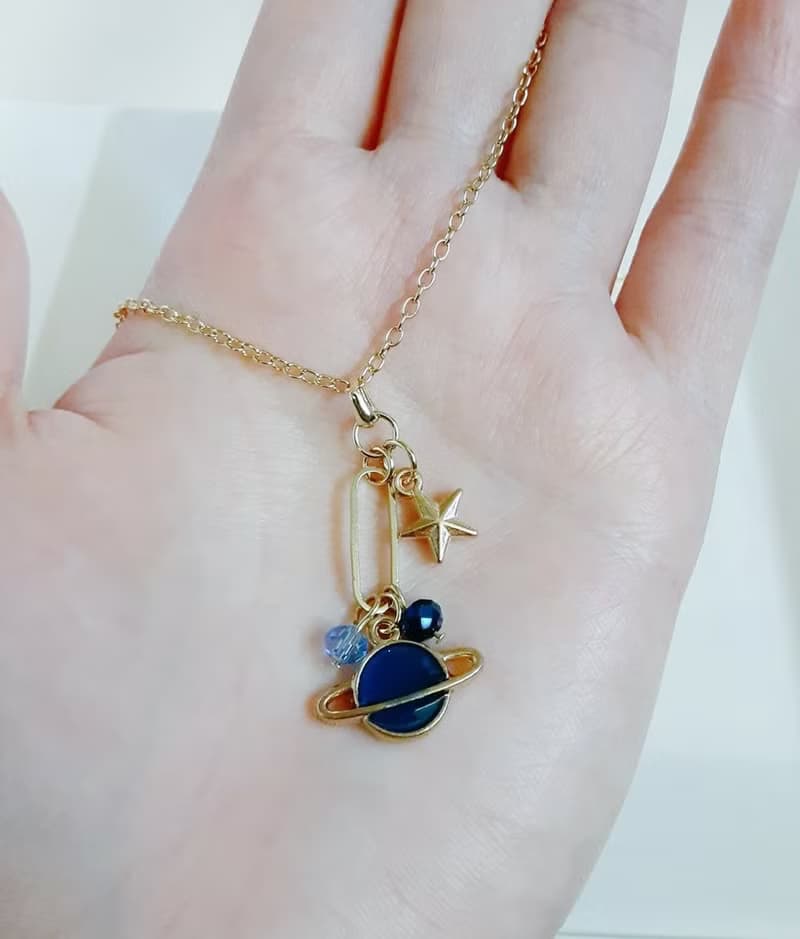 お星様付き 土星チャームとシャープなフープがお洒落なワンポイントネックレス 青色 可愛い 生日禮物 サイズは約40cm サイズ調節は出来ません