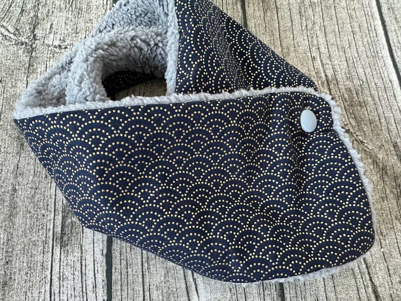 英國手工縫製 保暖圍巾圍脖頸巾 黑金和風波浪圖案 適合大小孩