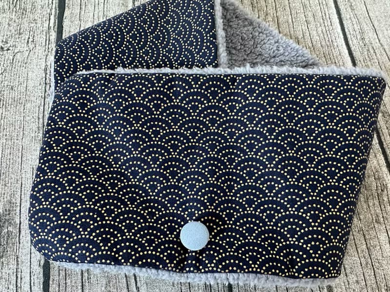 英國手工縫製 保暖圍巾圍脖頸巾 黑金和風波浪圖案 適合大小孩