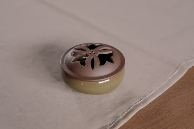 香爐 l 青瓷 刻花小香爐