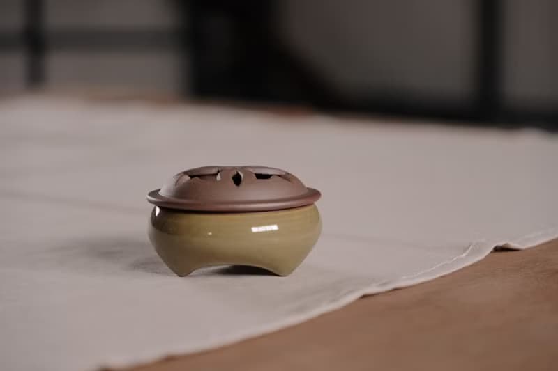 香爐 l 青瓷 刻花小香爐