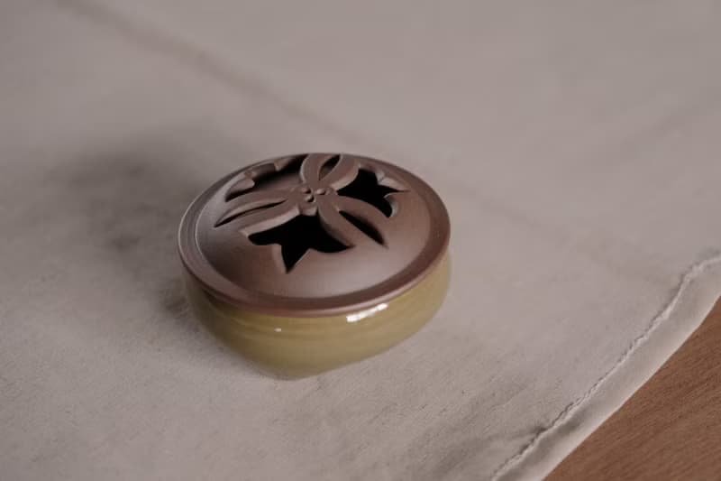 香爐 l 青瓷 刻花小香爐