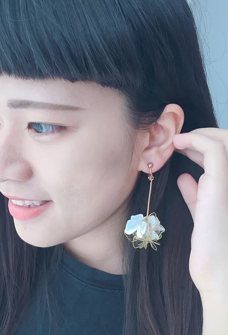 大亨小傳  白金透明手作精品耳環 樹脂垂墜花球耳環