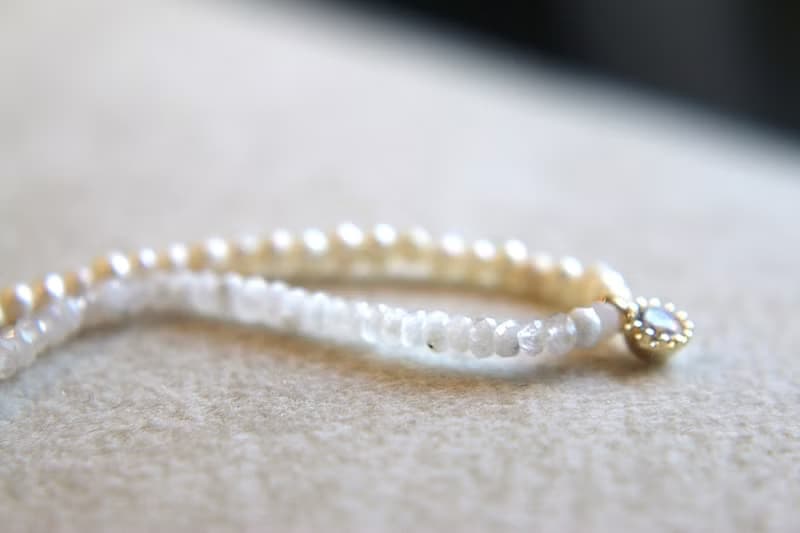 六月誕生石 手環 月光石 珍珠 水晶 - 一半一半 -