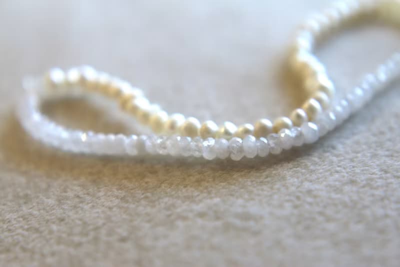 六月誕生石 手環 月光石 珍珠 水晶 - 一半一半 -