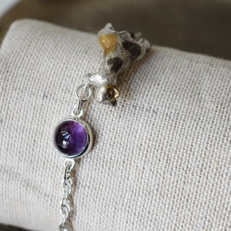 ふりむき三毛猫ブレスレット アメジスト