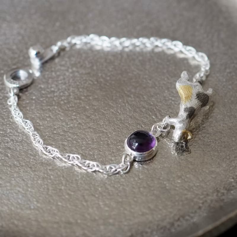 ふりむき三毛猫ブレスレット アメジスト
