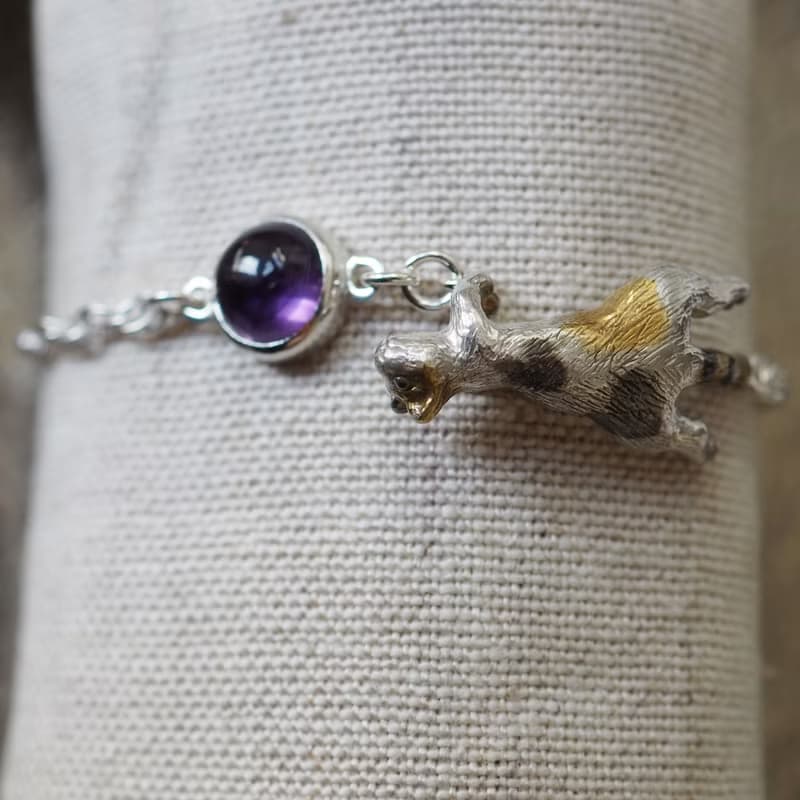 ふりむき三毛猫ブレスレット アメジスト