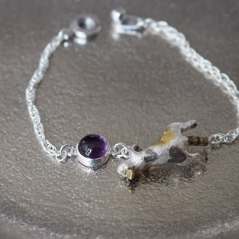 ふりむき三毛猫ブレスレット アメジスト