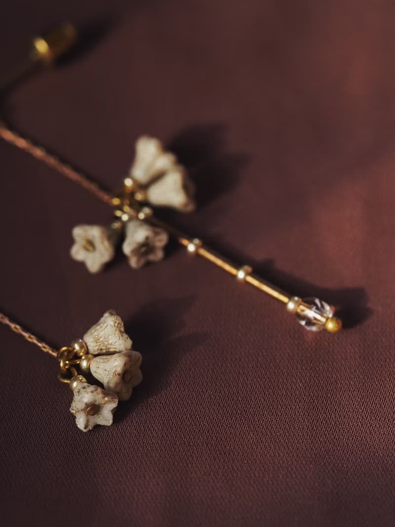 【 限量 】枝節花 不對稱玻璃珠黃銅耳環 象牙