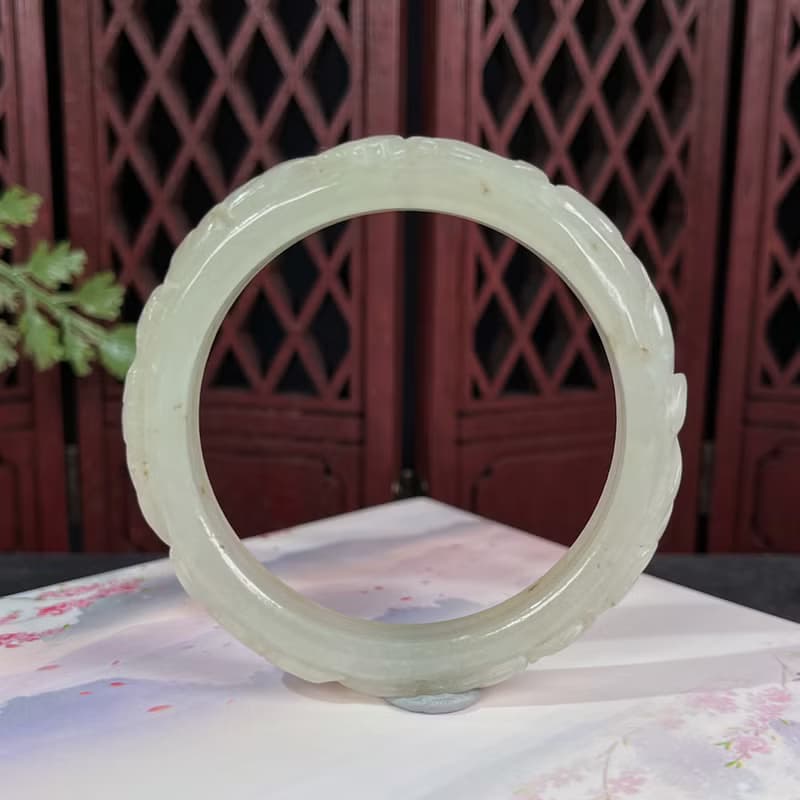 和田玉湖水綠手鐲52MM 老料青白飄糖花玉手環 附證書 福在眼前