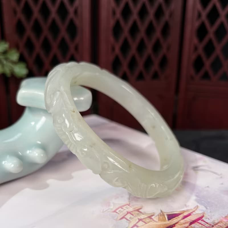 和田玉湖水綠手鐲52MM 老料青白飄糖花玉手環 附證書 福在眼前