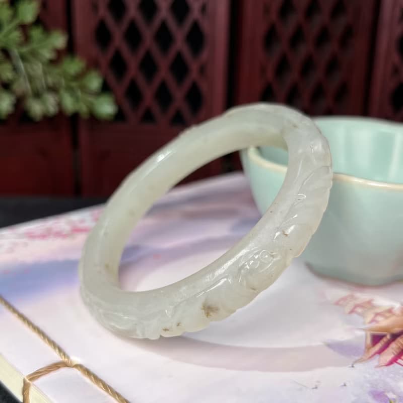 和田玉湖水綠手鐲52MM 老料青白飄糖花玉手環 附證書 福在眼前