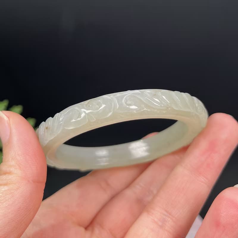 和田玉湖水綠手鐲52MM 老料青白飄糖花玉手環 附證書 福在眼前
