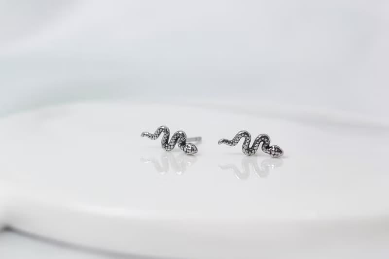 【SWS飾品】個性迷你蛇 醫療鋼耳環 抗過敏 一般細針