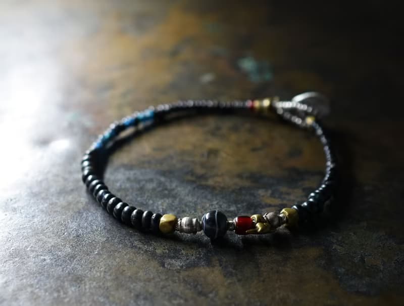 古代瑪瑙と血赤ホワイトハーツ、oldチンシルバーとoldオリッサブラス、漆黒とインディゴブルービーズのブレス