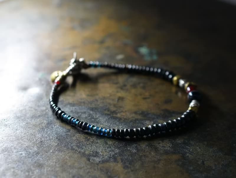 古代瑪瑙と血赤ホワイトハーツ、oldチンシルバーとoldオリッサブラス、漆黒とインディゴブルービーズのブレス