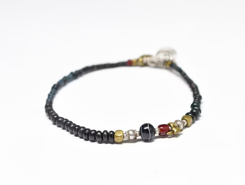 古代瑪瑙と血赤ホワイトハーツ、oldチンシルバーとoldオリッサブラス、漆黒とインディゴブルービーズのブレス