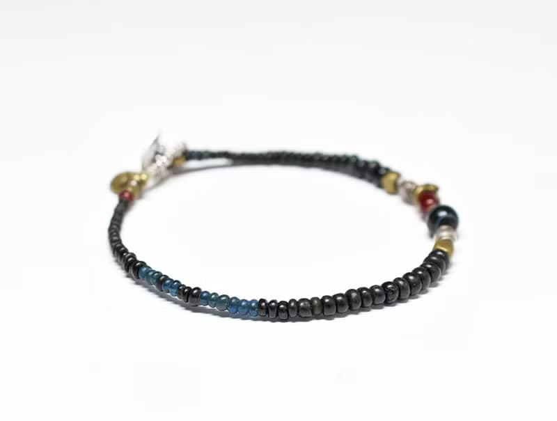 古代瑪瑙と血赤ホワイトハーツ、oldチンシルバーとoldオリッサブラス、漆黒とインディゴブルービーズのブレス